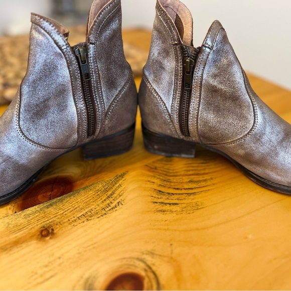 Anthropologie women’s metallic zipper booties size 8 Seychelles - Picture 2 of 6